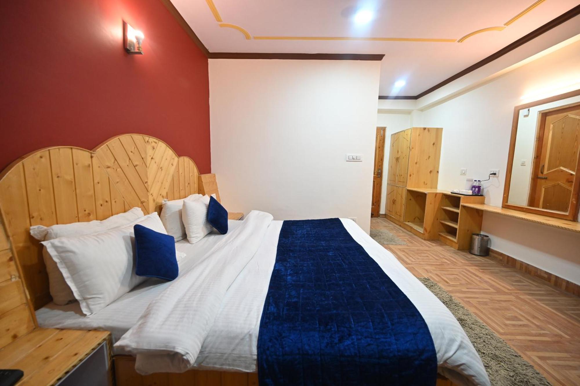 Hotel Krishana A Pure Veg !!!300 M From Hadimba Temple!!!balcony Rooms!!!veg Restaurant!!!couple Friendly!!!family Cottage!!! Manali (Himachal Pradesh)