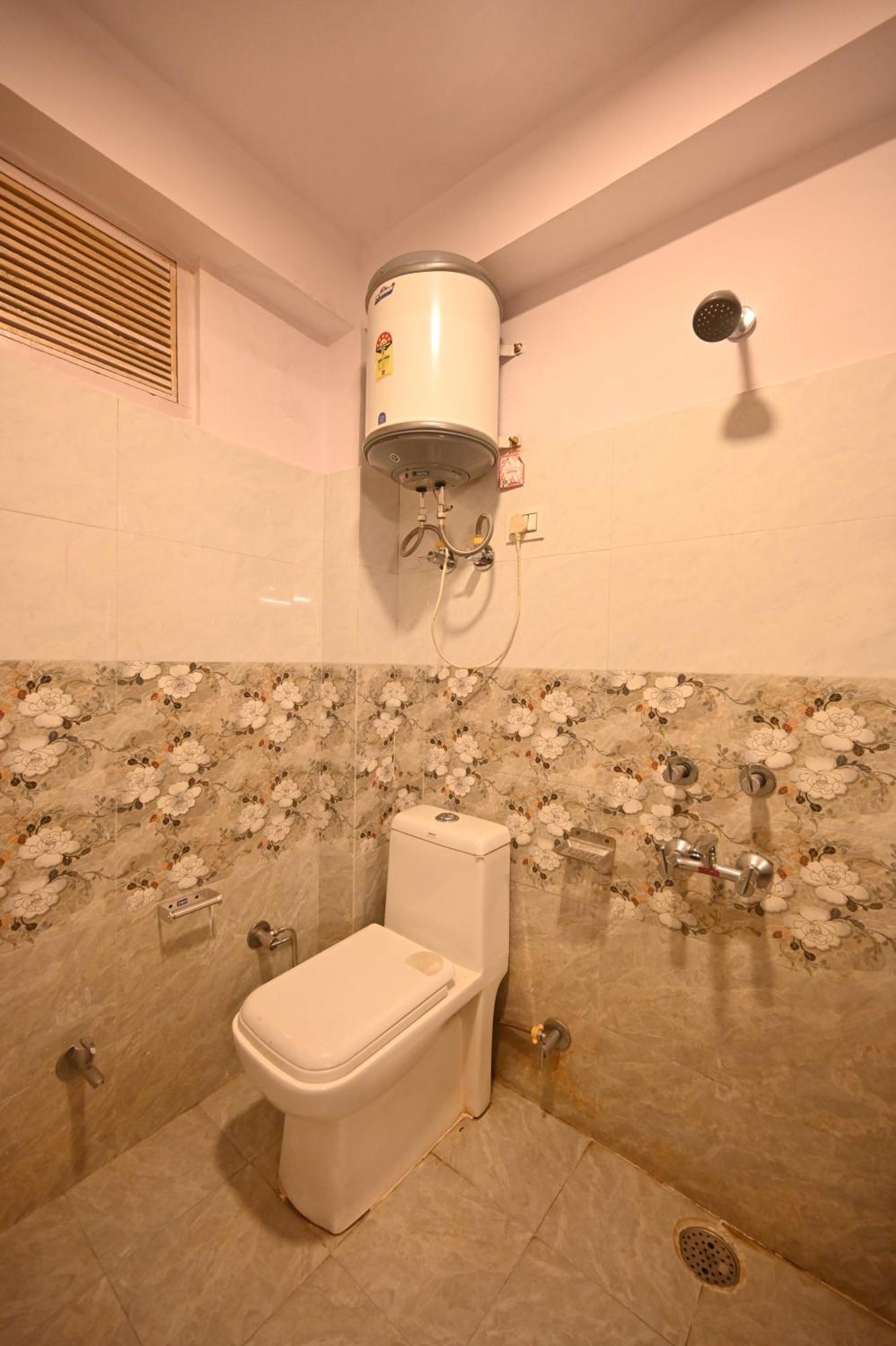 Krishana A Pure Veg !!!300 M From Hadimba Temple!!!balcony Rooms!!!veg Restaurant!!!couple Friendly!!!family Cottage!!! Manali (Himachal Pradesh)