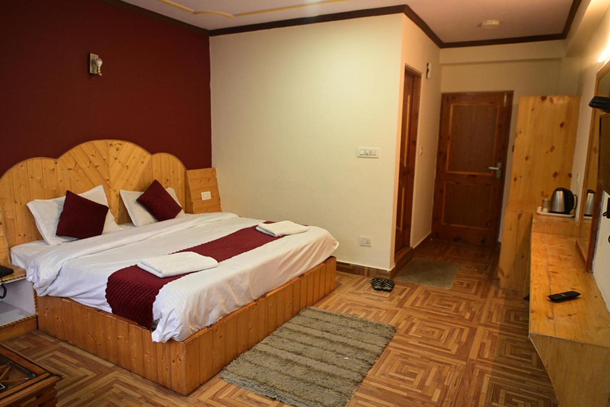 Krishana A Pure Veg !!!300 M From Hadimba Temple!!!balcony Rooms!!!veg Restaurant!!!couple Friendly!!!family Cottage!!!