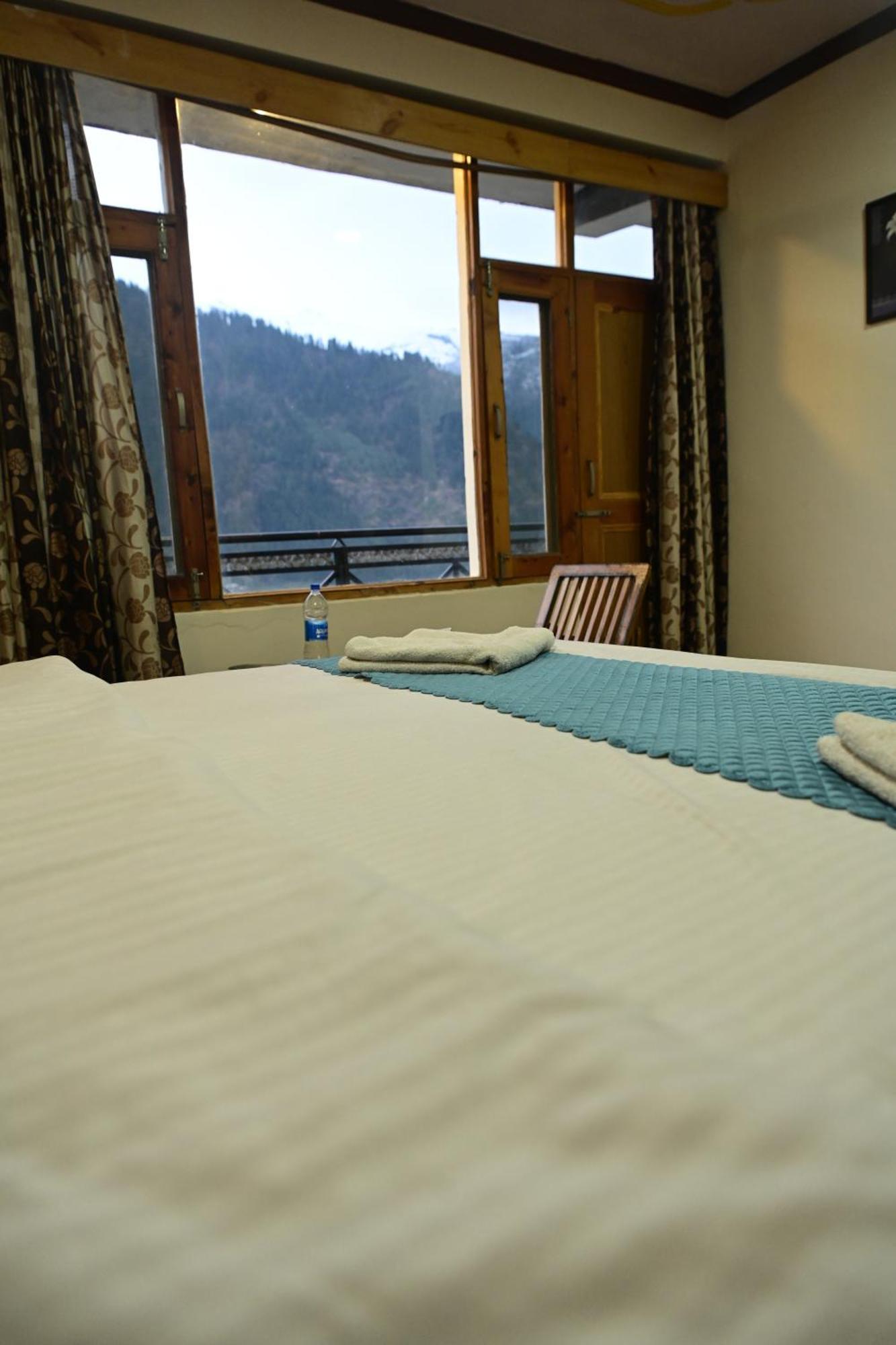 Krishana A Pure Veg !!!300 M From Hadimba Temple!!!balcony Rooms!!!veg Restaurant!!!couple Friendly!!!family Cottage!!! Hotel
