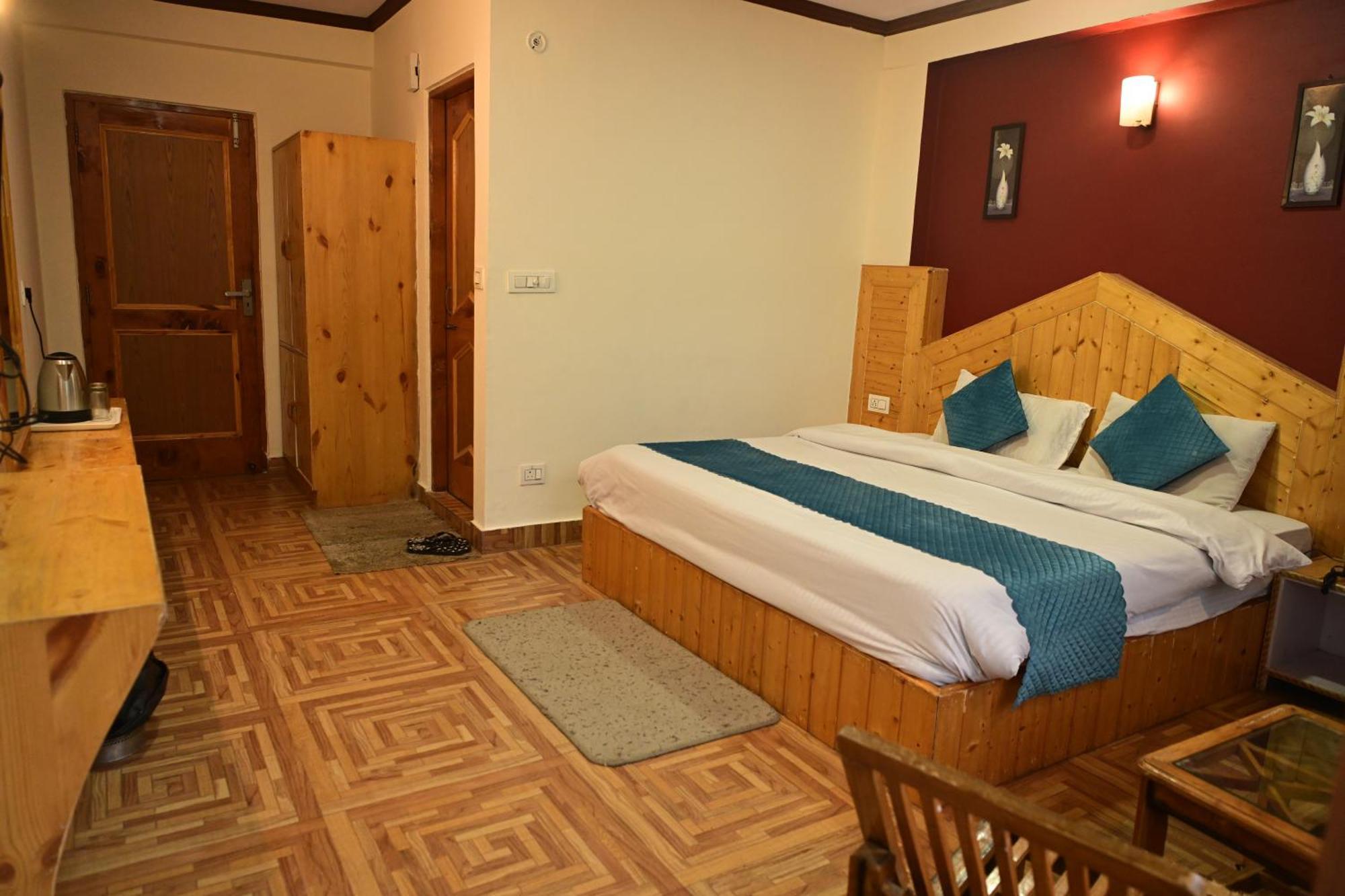 Krishana A Pure Veg !!!300 M From Hadimba Temple!!!balcony Rooms!!!veg Restaurant!!!couple Friendly!!!family Cottage!!! 2*