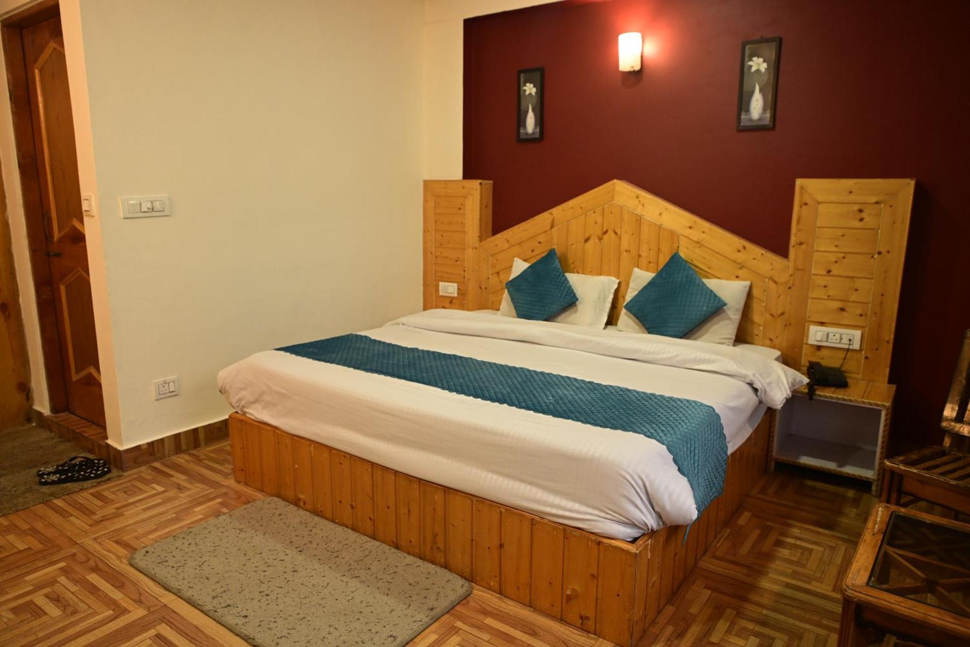 Krishana A Pure Veg !!!300 M From Hadimba Temple!!!balcony Rooms!!!veg Restaurant!!!couple Friendly!!!family Cottage!!!