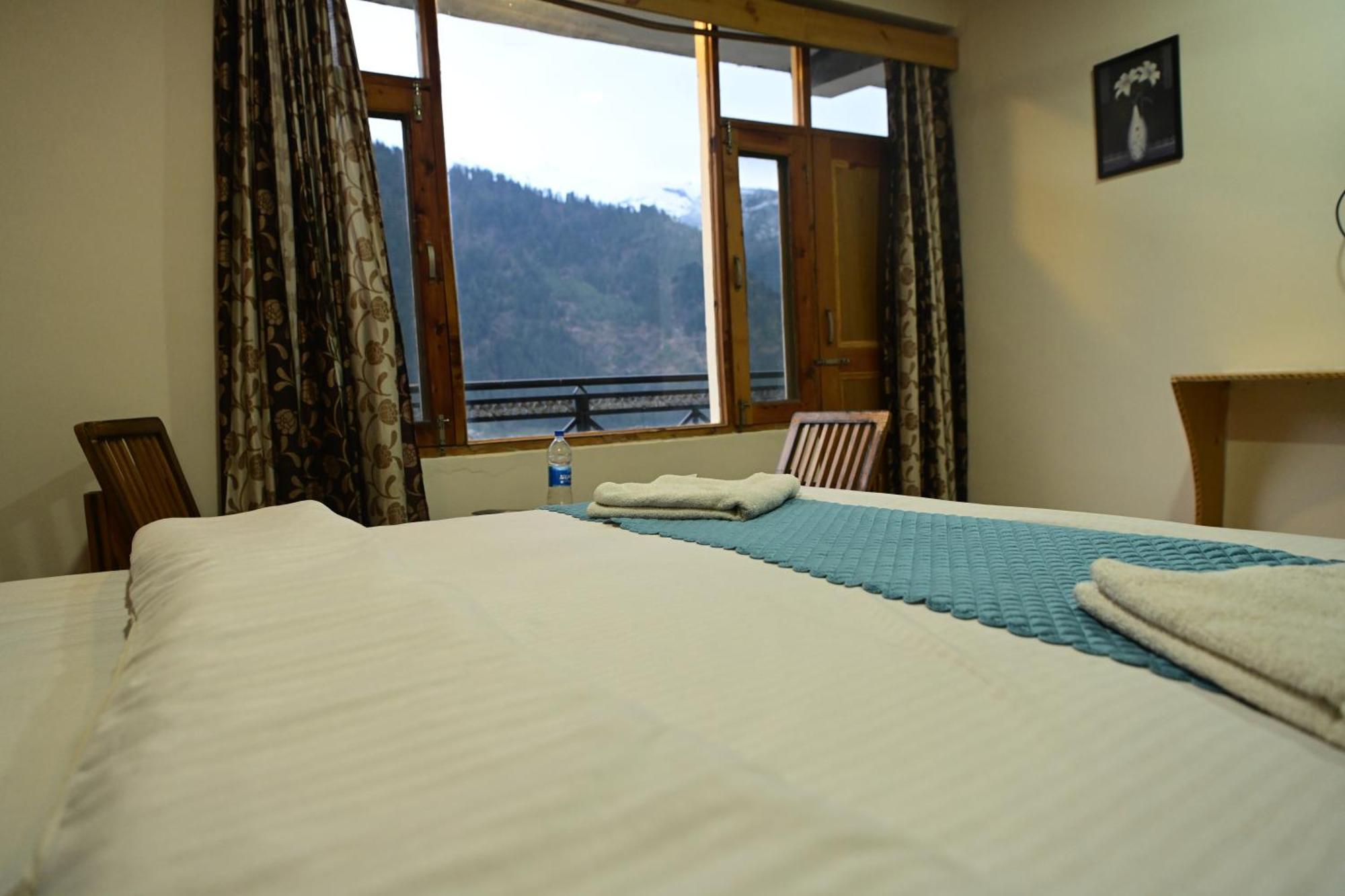Krishana A Pure Veg !!!300 M From Hadimba Temple!!!balcony Rooms!!!veg Restaurant!!!couple Friendly!!!family Cottage!!! Hotel