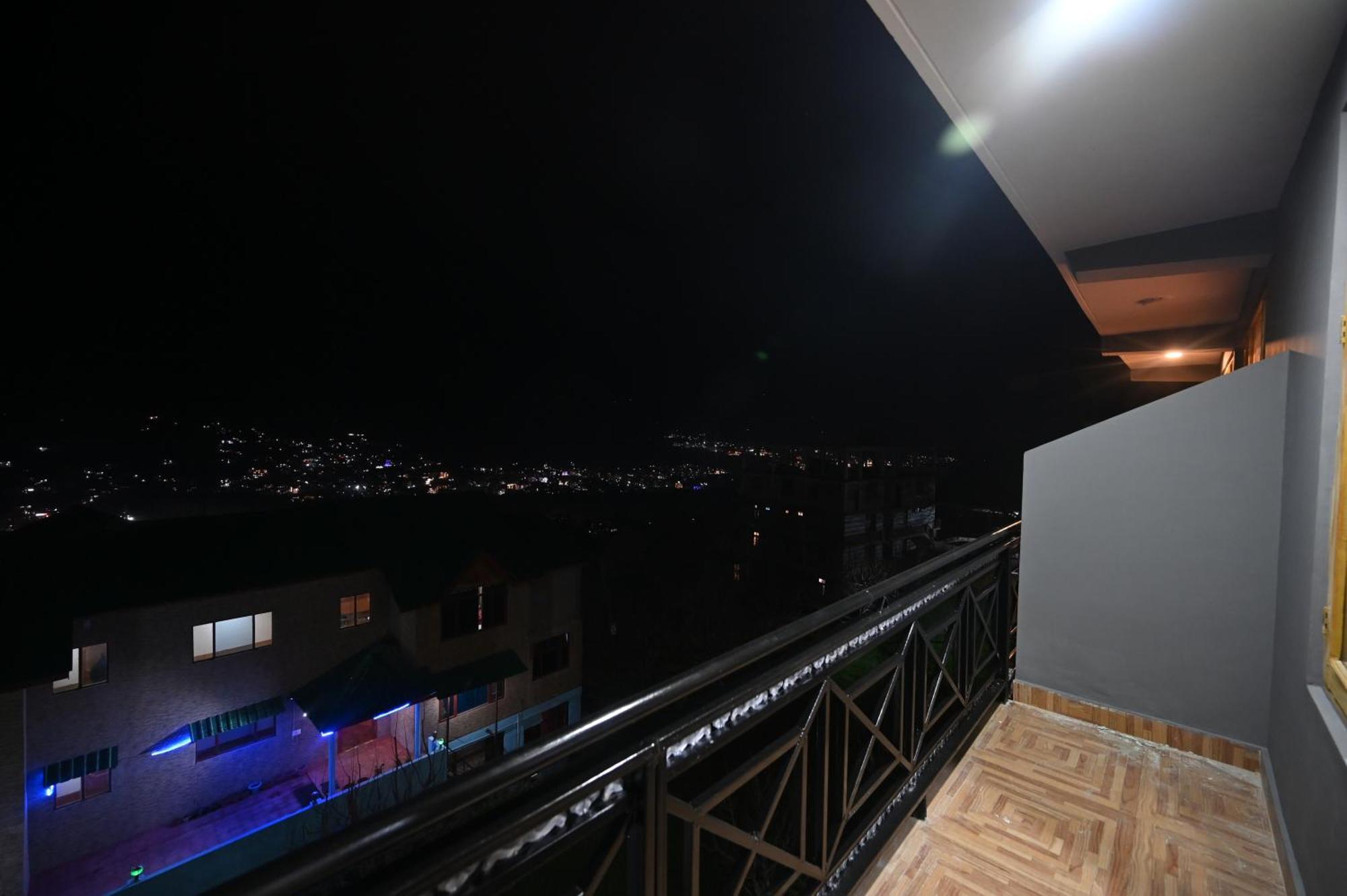 Krishana A Pure Veg !!!300 M From Hadimba Temple!!!balcony Rooms!!!veg Restaurant!!!couple Friendly!!!family Cottage!!! Hotel 2*