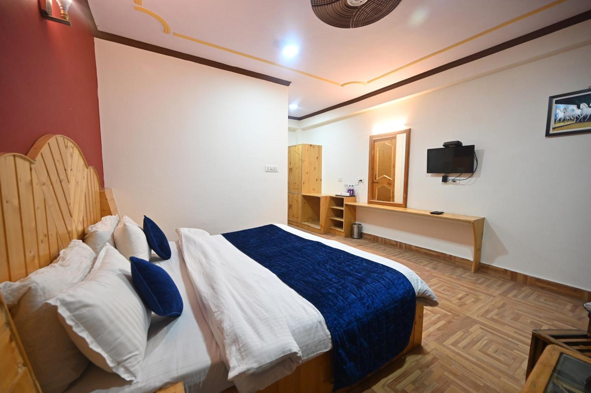 Krishana A Pure Veg !!!300 M From Hadimba Temple!!!balcony Rooms!!!veg Restaurant!!!couple Friendly!!!family Cottage!!! Hotel Manali (Himachal Pradesh)