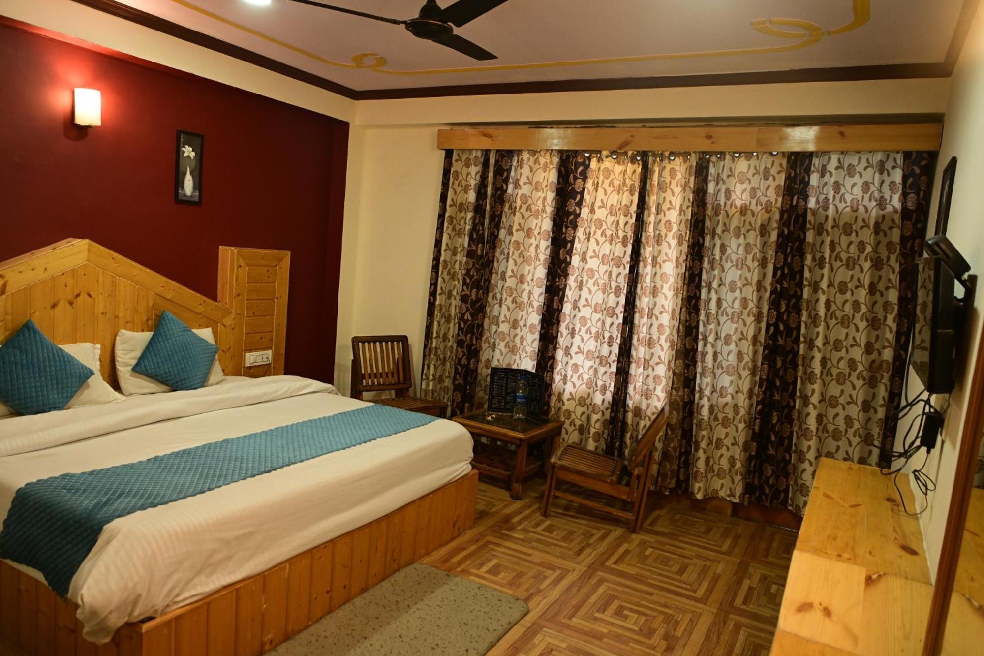 Hotel Krishana A Pure Veg !!!300 M From Hadimba Temple!!!balcony Rooms!!!veg Restaurant!!!couple Friendly!!!family Cottage!!! Manali (Himachal Pradesh)