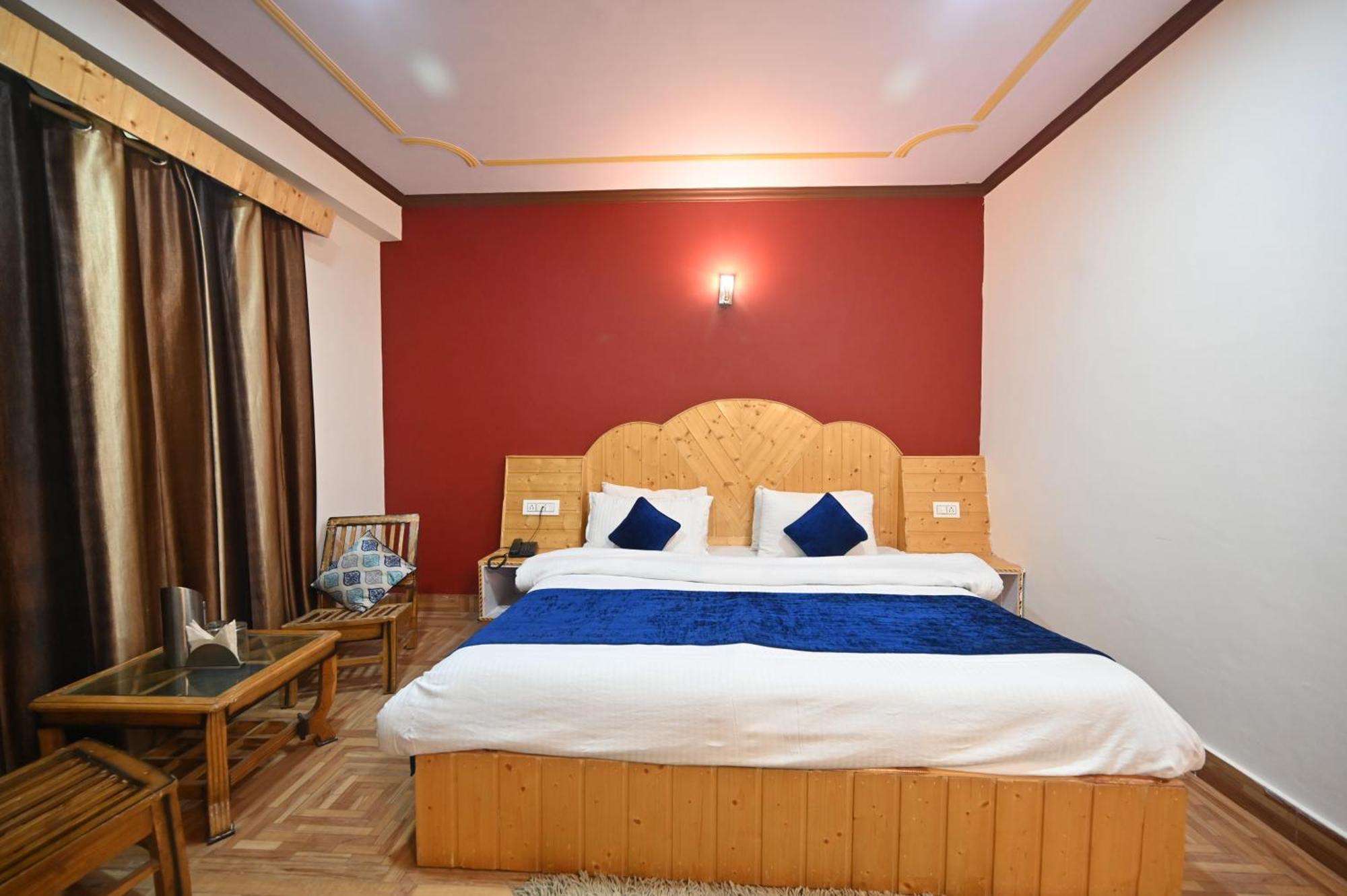 Krishana A Pure Veg !!!300 M From Hadimba Temple!!!balcony Rooms!!!veg Restaurant!!!couple Friendly!!!family Cottage!!! 2*
