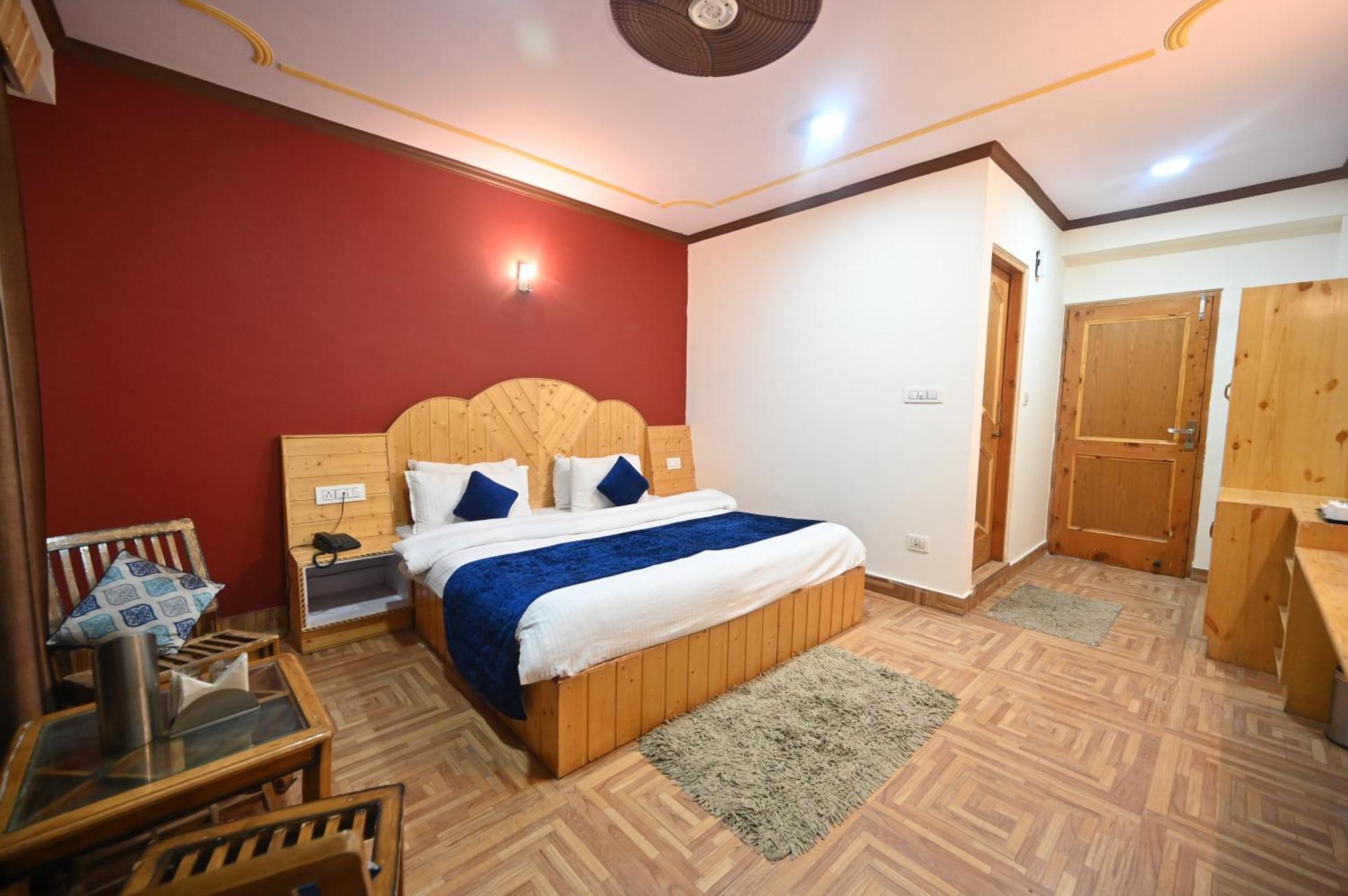 Krishana A Pure Veg !!!300 M From Hadimba Temple!!!balcony Rooms!!!veg Restaurant!!!couple Friendly!!!family Cottage!!! 2* Manali (Himachal Pradesh)