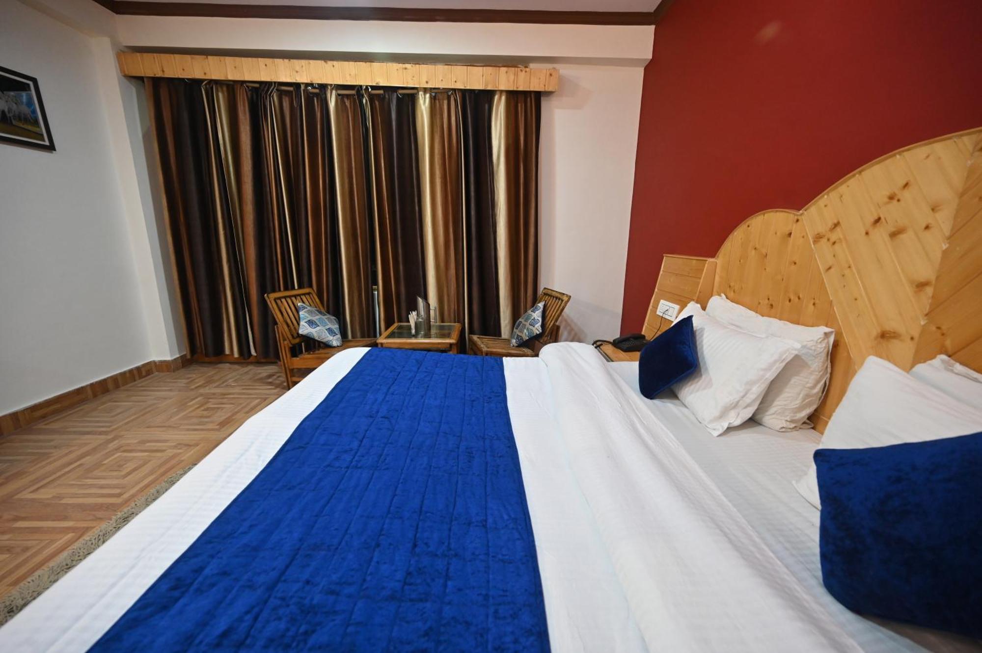 Krishana A Pure Veg !!!300 M From Hadimba Temple!!!balcony Rooms!!!veg Restaurant!!!couple Friendly!!!family Cottage!!!