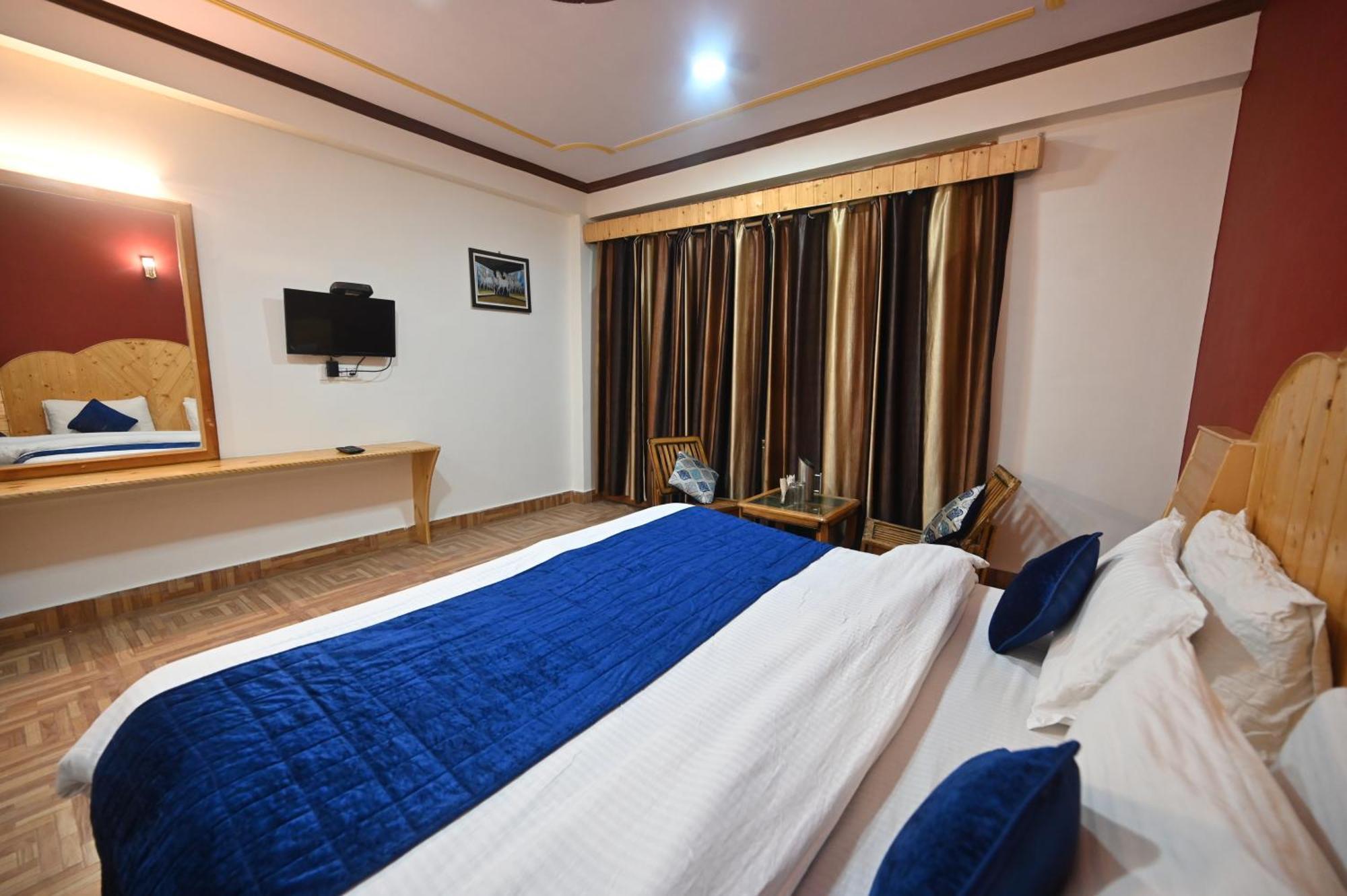 Krishana A Pure Veg !!!300 M From Hadimba Temple!!!balcony Rooms!!!veg Restaurant!!!couple Friendly!!!family Cottage!!! Hotel