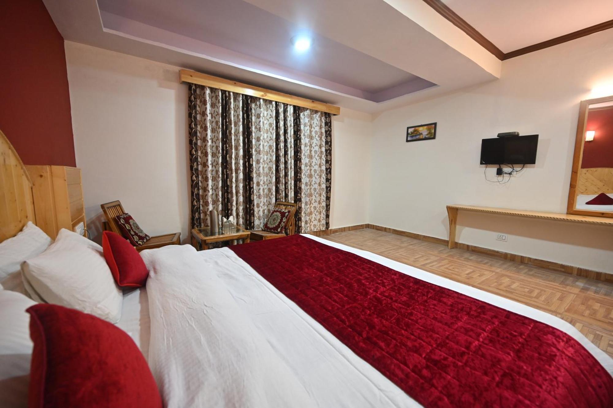 Hotel Krishana A Pure Veg !!!300 M From Hadimba Temple!!!balcony Rooms!!!veg Restaurant!!!couple Friendly!!!family Cottage!!!