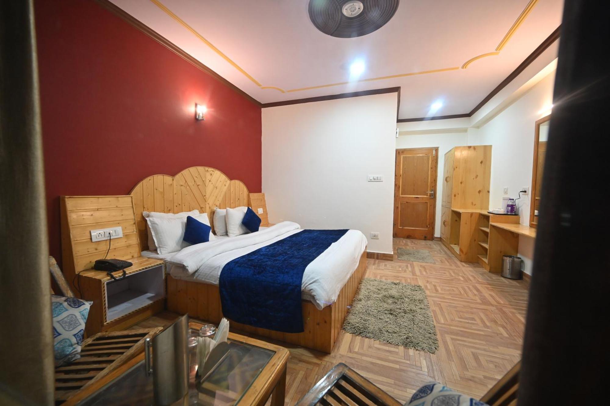 Krishana A Pure Veg !!!300 M From Hadimba Temple!!!balcony Rooms!!!veg Restaurant!!!couple Friendly!!!family Cottage!!! Hotel 2*