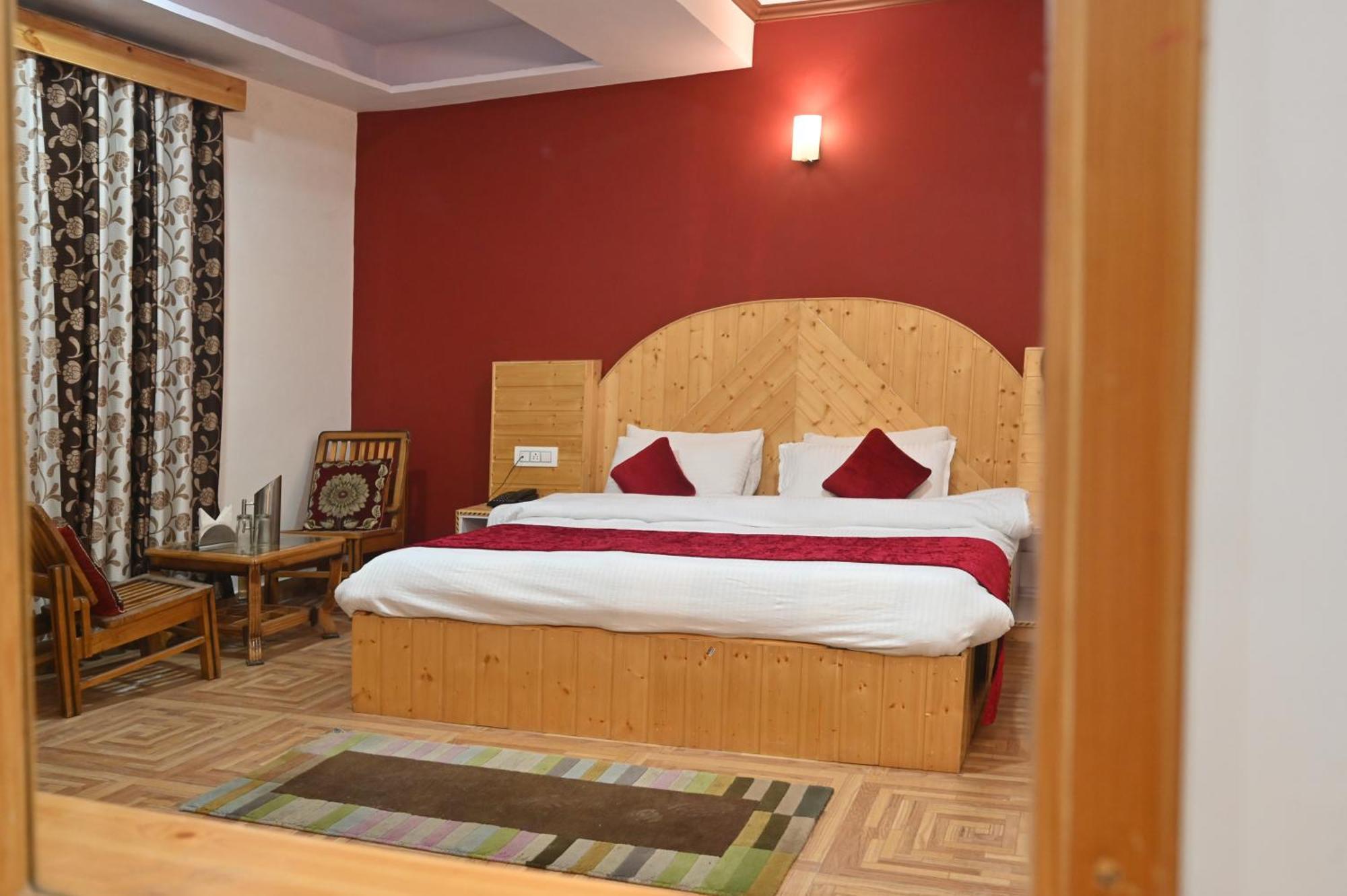 Hotel Krishana A Pure Veg !!!300 M From Hadimba Temple!!!balcony Rooms!!!veg Restaurant!!!couple Friendly!!!family Cottage!!! Manali (Himachal Pradesh)