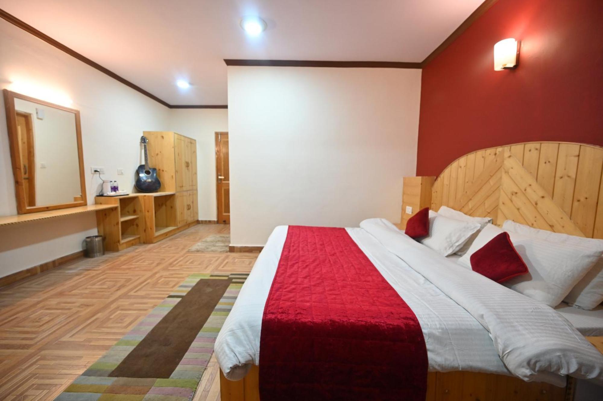 Krishana A Pure Veg !!!300 M From Hadimba Temple!!!balcony Rooms!!!veg Restaurant!!!couple Friendly!!!family Cottage!!! 2*