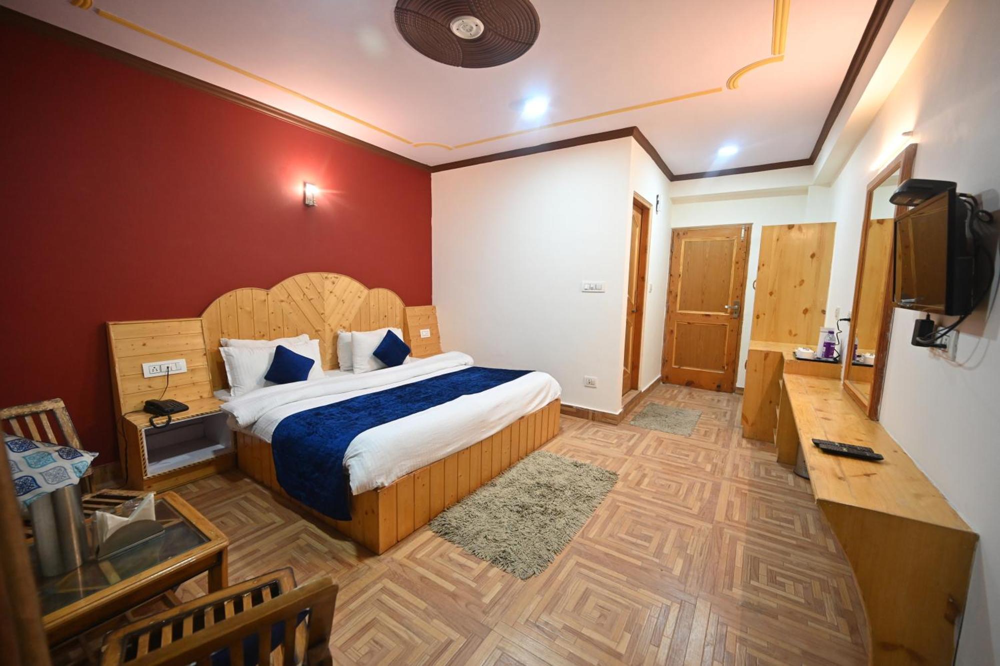 Krishana A Pure Veg !!!300 M From Hadimba Temple!!!balcony Rooms!!!veg Restaurant!!!couple Friendly!!!family Cottage!!! Hotel