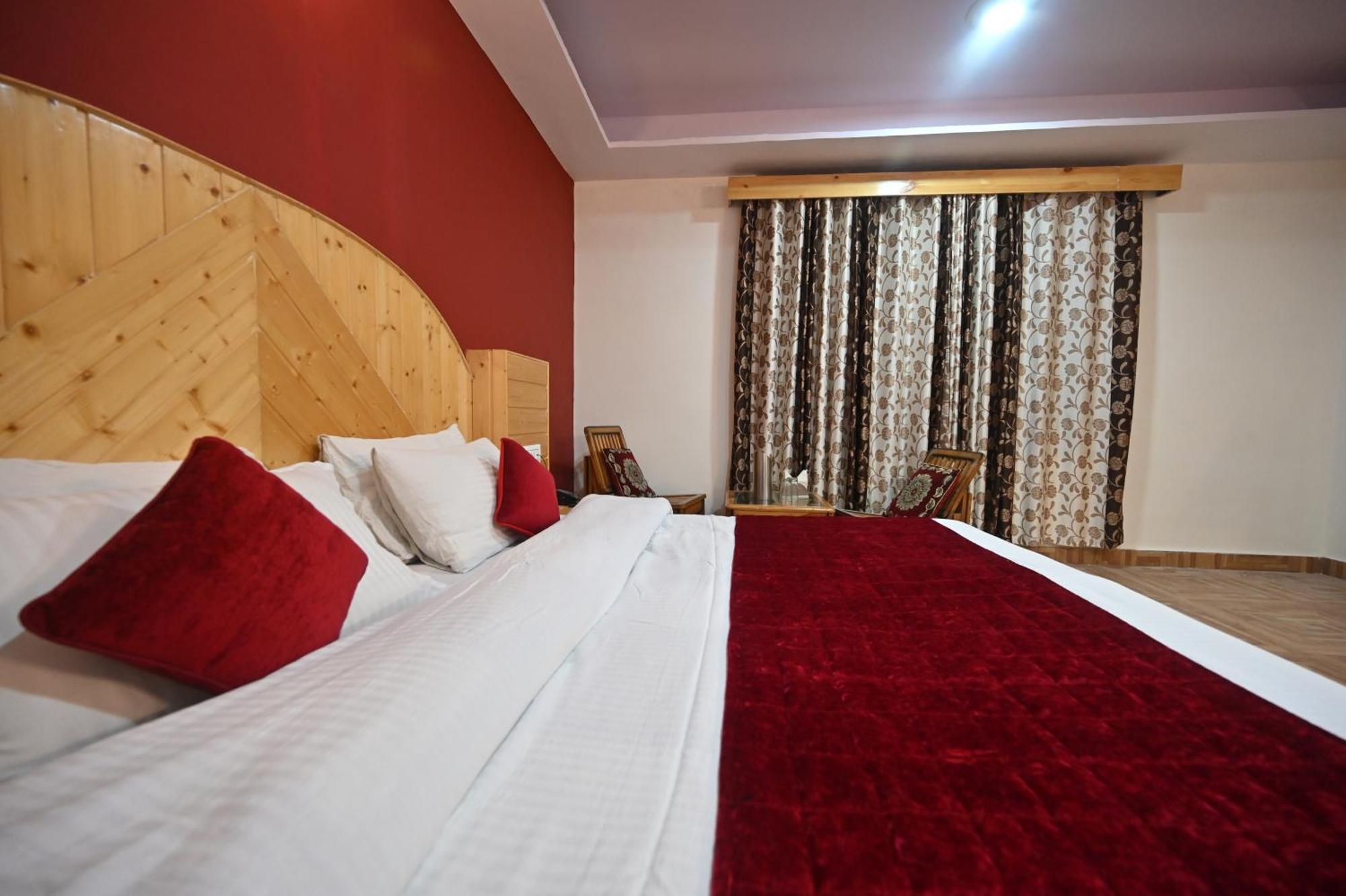 Krishana A Pure Veg !!!300 M From Hadimba Temple!!!balcony Rooms!!!veg Restaurant!!!couple Friendly!!!family Cottage!!! Hotel 2*