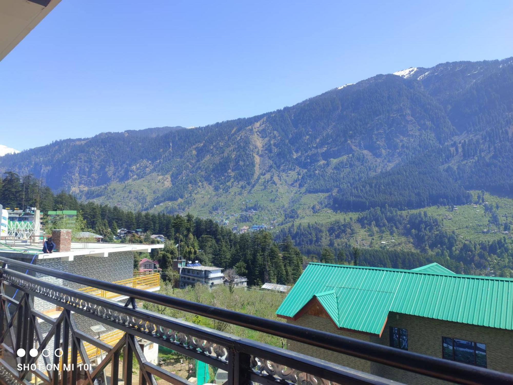 Krishana A Pure Veg !!!300 M From Hadimba Temple!!!balcony Rooms!!!veg Restaurant!!!couple Friendly!!!family Cottage!!!