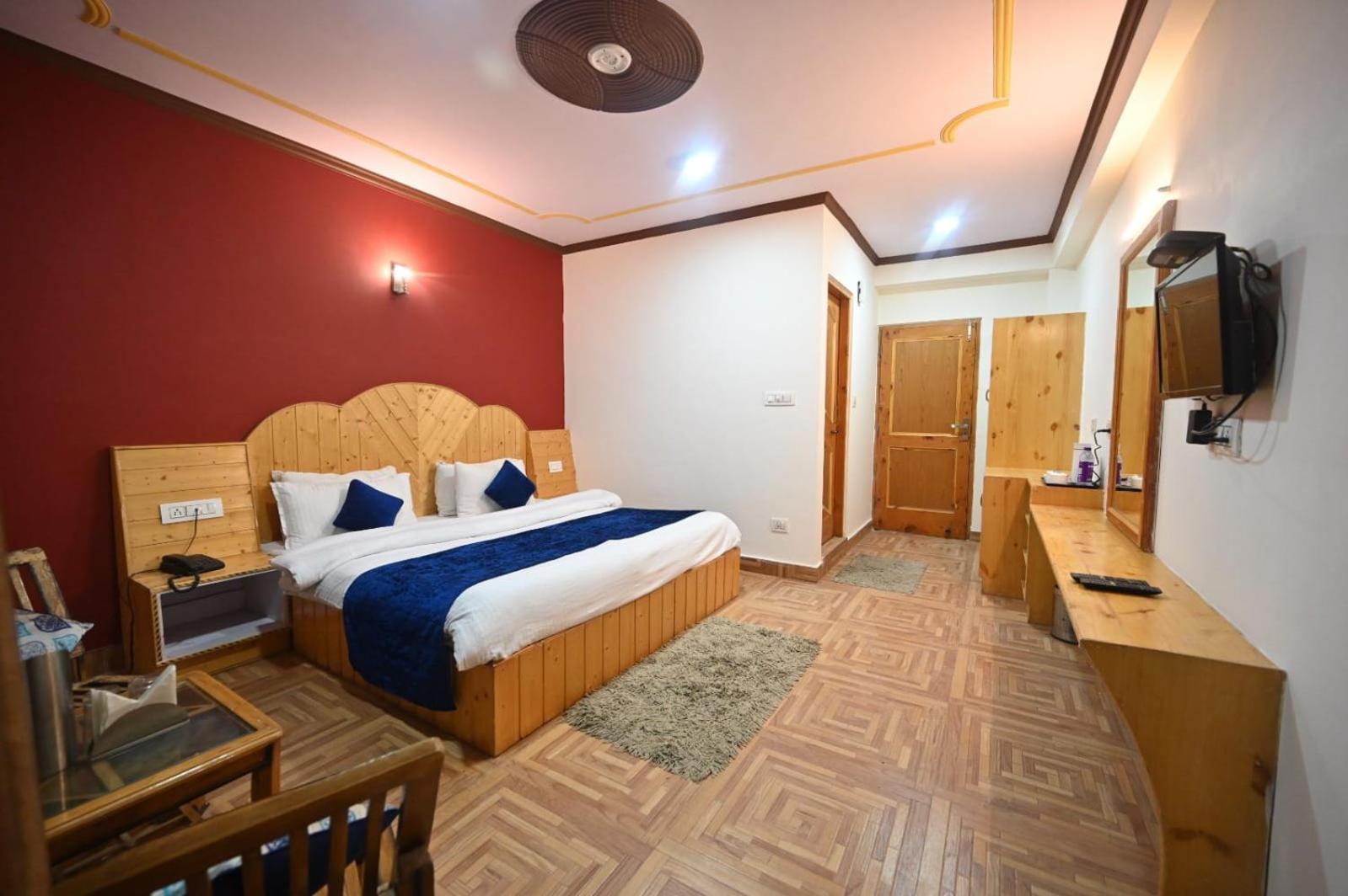 Krishana A Pure Veg !!!300 M From Hadimba Temple!!!balcony Rooms!!!veg Restaurant!!!couple Friendly!!!family Cottage!!! Hotel