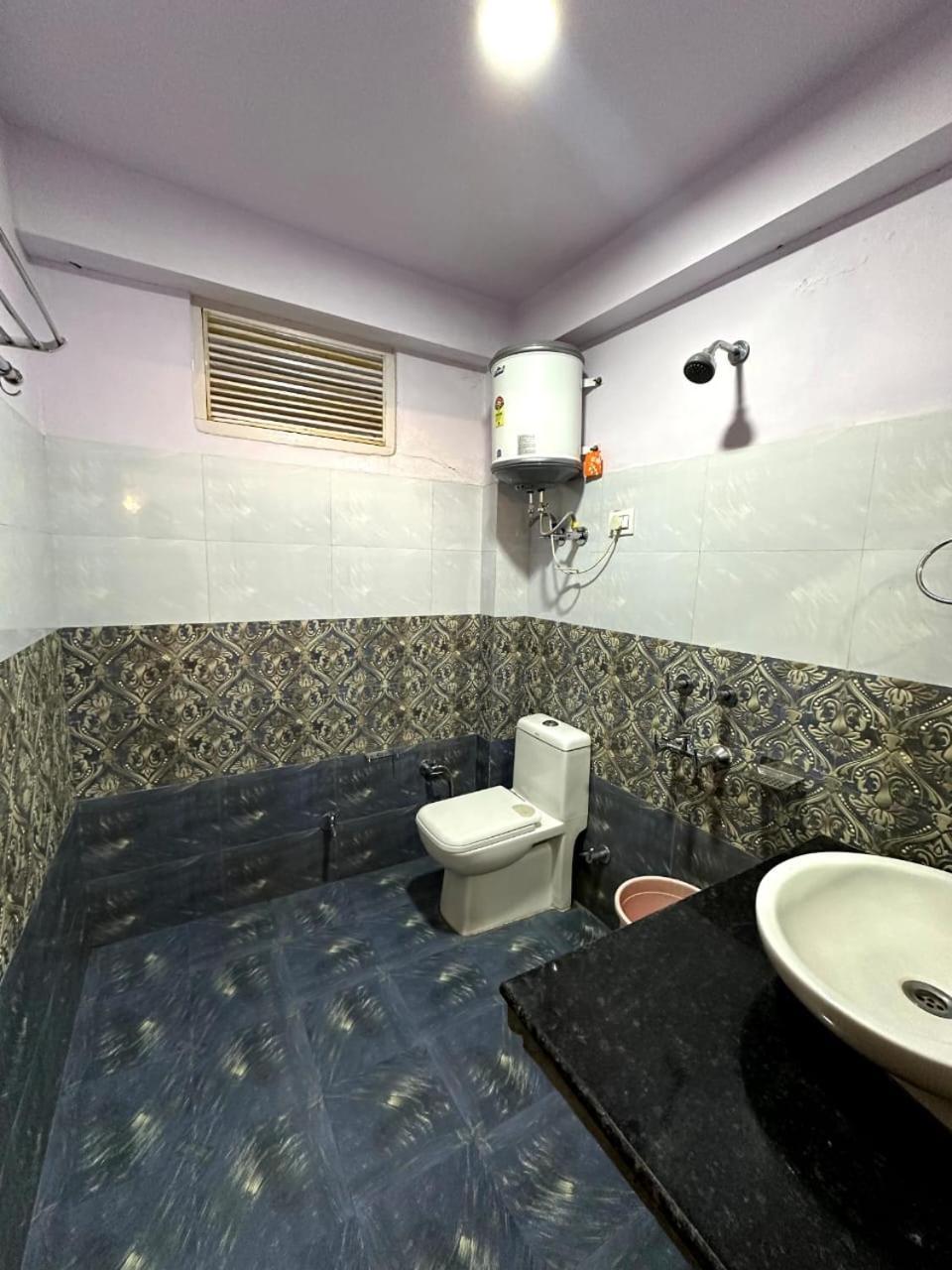 Krishana A Pure Veg !!!300 M From Hadimba Temple!!!balcony Rooms!!!veg Restaurant!!!couple Friendly!!!family Cottage!!! 2* Manali (Himachal Pradesh)
