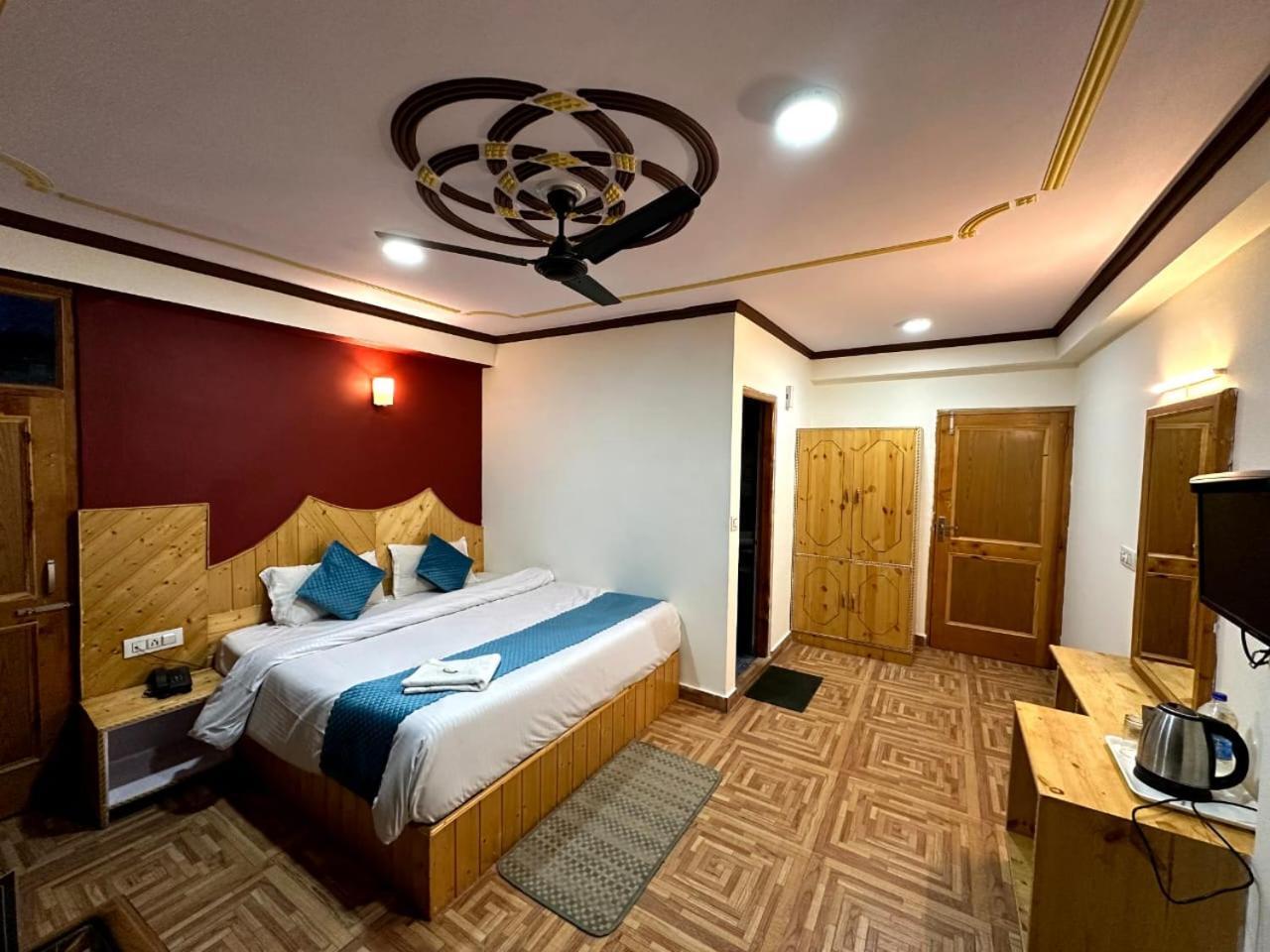 Hotel Krishana A Pure Veg !!!300 M From Hadimba Temple!!!balcony Rooms!!!veg Restaurant!!!couple Friendly!!!family Cottage!!! Manali (Himachal Pradesh)